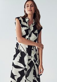 WILLA KOBE - Särkkleit - black leaf