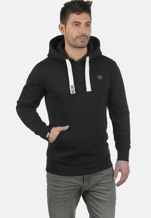Schwarzer Kapuzenpullover aus einer Baumwollmischung, ausgestattet mit weißen Kordeln, einer Kängurutasche und einem kleinen Logo auf der Brust.