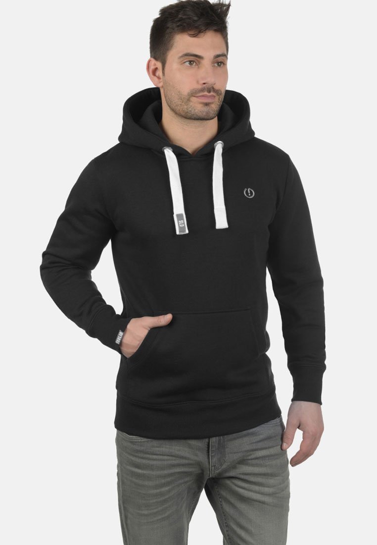 Schwarzer Kapuzenpullover aus einer Baumwollmischung, ausgestattet mit weißen Kordeln, einer Kängurutasche und einem kleinen Logo auf der Brust.