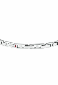 Bracciale in acciaio inossidabile argentato con maglie rettangolari interconnesse. Presenta un logo e un accento rosso su un link. Superficie liscia e lucida.