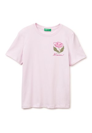 Jasnoróżowy t-shirt z krótkim rękawem z małym różowym kwiatem i zielonymi liśćmi oraz napisem "bloom" na piersi.