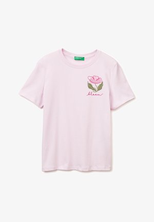 Světlá růžová tričko s krátkým rukávem s malým růžovým květem a zelenými listy a slovem "bloom" na hrudi.