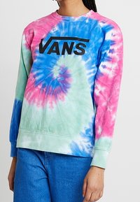 Multifarvet tie-dye sweatshirt med pink, blå og grønne nuancer, rund halsudskæring og sort "VANS" logo på fronten. Blød tekstur.