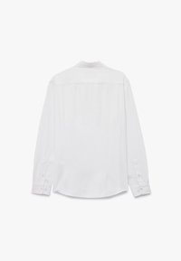 Witte blouse met lange mouwen van lichtgewicht stof, met een klassieke kraag, knoopmanchetten en een licht gebogen zoom.