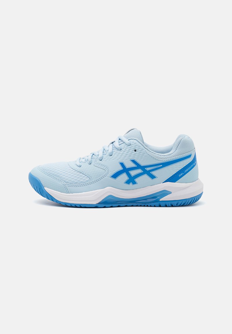 Svetle modrá sportovní bota se síťovinou nahoře, gumovou podrážkou a modrými akcenty. Má strukturovaný design a kontrastní bílou mezipodrážku.