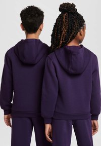 Sudaderas con capucha moradas de tejido suave, con puños y dobladillo acanalados, llevadas por dos personas vistas desde atrás.