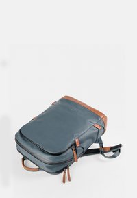Zaino in pelle blu con dettagli marroni, caratterizzato da una finitura liscia, due cerniere e spallacci regolabili. Design compatto e rettangolare.