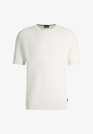 Witte korte mouw gebreide trui met ronde hals en subtiel gestructureerd patroon, voorzien van een zwart merklabel aan de binnenkant van de kraag.