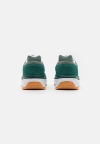 Reebok Classic CLUB C MEGACOURT UNISEX - Sneakers low - collegiategreen/escapegreen