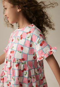 Next SHORT SLEEVE   - Haljina od žerseja - pink blue cherry gingham