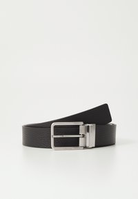 Cintura in pelle nera con finitura strutturata, dotata di una fibbia in metallo argentato. La cintura è piatta, con un bordo pulito e un design elegante.