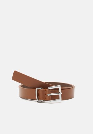 Brązowy skórzany pasek z prostokątną, srebrną klamrą, zwinięty na białym tle.