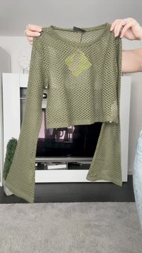 Olivno zelena, dolgoslezna, odprto pletena kratka majica s širokim izrezom in razširjenimi rokavi. Oznaka je pritrjena blizu ovratnika.
