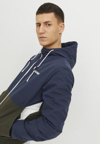 Jack & Jones JJERUSH HOOD - Športna jakna/jopica - blau