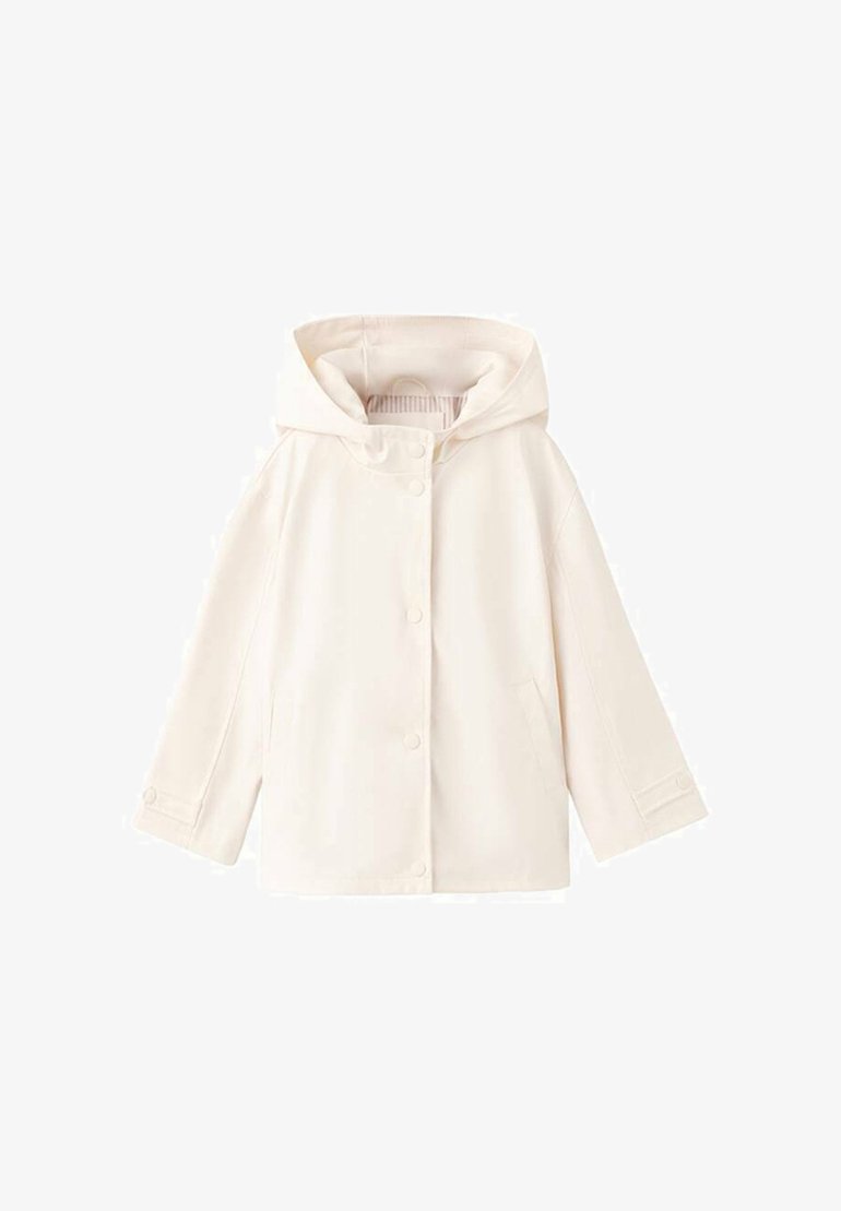 Kremasti dežni plašč s kapuco, sprednjimi sponkami, dvema stranskima žepoma in dolgimi rokavi z gumbi na manšetah.