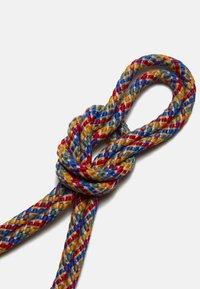 Cuerda de escalar multicolor atada en un nudo en figura de ocho sobre un fondo blanco liso.