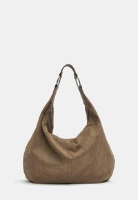 Mjuk brun mockaväska med axelrem, två metalringar som handtag och sidofickor med dragkedja, visad mot en enkel ljus bakgrund.