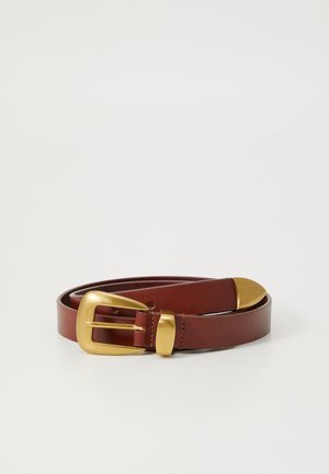 Ceinture en cuir marron avec une boucle en métal doré arrondie et des accents dorés assortis aux extrémités. Texture lisse, design classique.