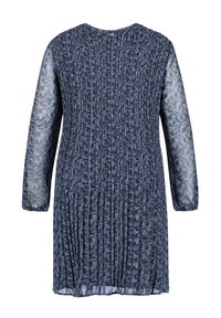 Abito blu navy con maniche lunghe trasparenti, caratterizzato da un design plissè e un motivo paisley in azzurro chiaro. Collo rotondo, lunghezza al ginocchio.