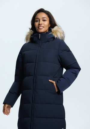 Abrigo puffer azul marino con capucha, con borde de piel sintética, textura acolchada horizontal, cierre de cremallera y bolsillos laterales. Tejido suave, diseño cálido.