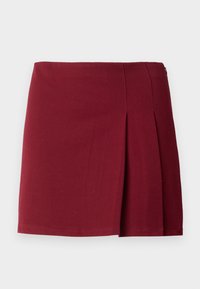 Bordeaux geplooide minirok met een gladde textuur, een aansluitende taille en een zijrits. Eenvoudig, minimalistisch ontwerp zonder patronen.