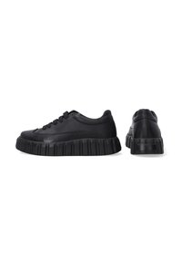 Czarne skórzane sneakersy mają okrągły czubek, grubą żebrowaną podeszwę oraz sześć oczek na sznurówki. Ich design jest minimalistyczny i charakteryzuje się gładką teksturą.