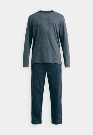 Camisa de manga longa cinza com um logo discreto e calças de pijama às riscas azuis em tecido suave. O conjunto apresenta um corte descontraído e um design simples.