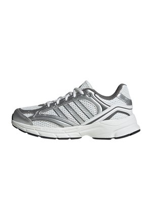 Chaussure de course athlétique blanche et argentée avec dessus en mesh, fermeture à lacets, semelle rembourrée et semelle extérieure texturée pour adhérence et soutien.