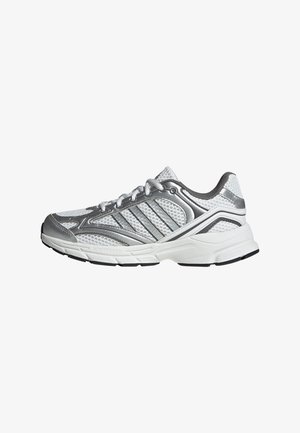 Chaussure de course athlétique blanche et argentée avec dessus en mesh, fermeture à lacets, semelle rembourrée et semelle extérieure texturée pour adhérence et soutien.