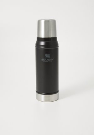 Svart rustfritt stål termos med en blank sølvhette og bunn, med et merke med et løveemblem. Jevn tekstur, sylinderformet.