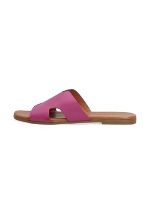 Flad slidesandal med en pink læderoverdel, der har et udskæringsdesign, brun indersål og lys brun gummisål.