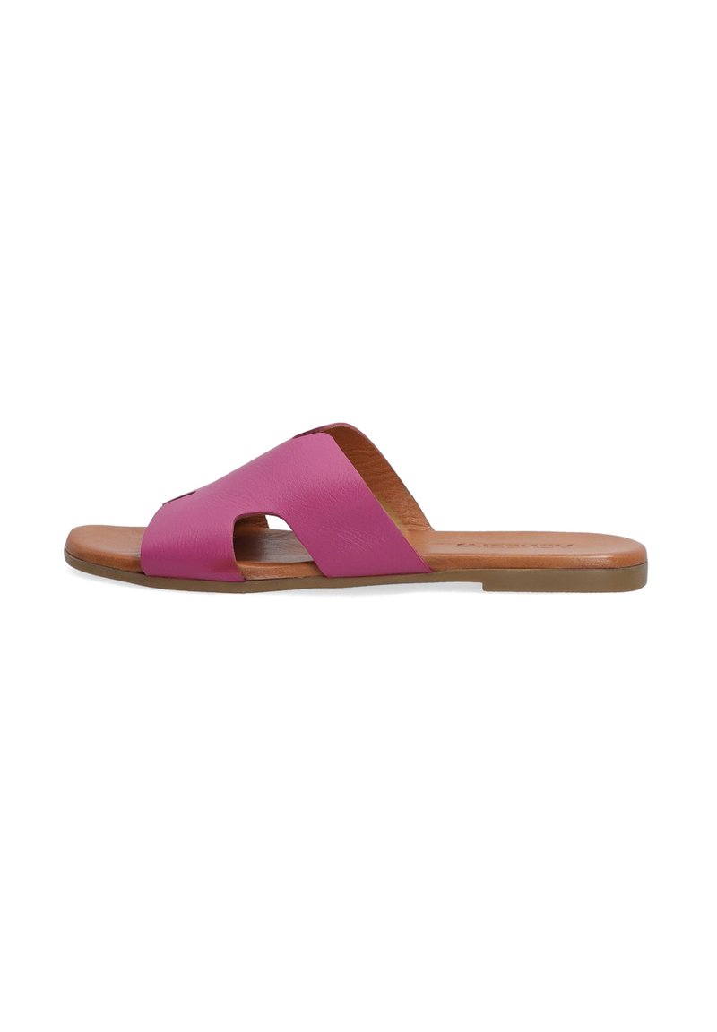 Platte slipper met een roze leren bovenkant met een uitsnijdingsontwerp, bruine binnenzool en lichtbruine rubberen zool.