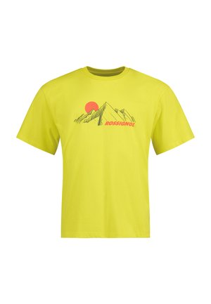 T-shirt di cotone giallo brillante con una grafica di montagna e un sole in rosa e nero, con il testo "ROSSIGNOL" sotto il design. Maniche corte.