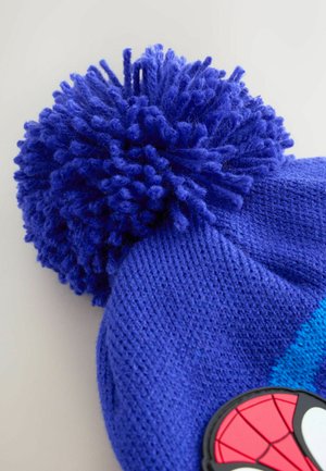 Modrá pletená čepice s velkou bambulí nahoře, zdobená texturovaným vzorem a grafikou Spidermana v červené, černé a bílé barvě.