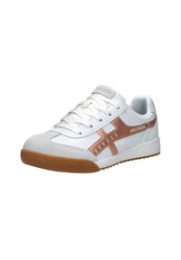 Witte sneaker met een roségouden accent en suede details, voorzien van een vetersluiting en een rubberen zool met gum voor grip.