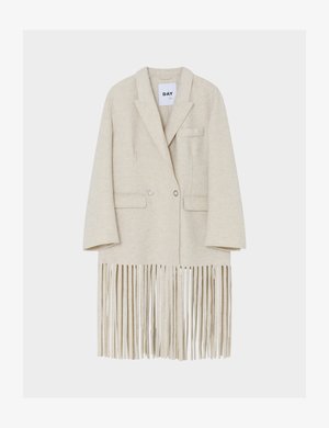 Blazer de couleur crème à double boutonnage, avec un col cranté, des poches avant et des détails en franges à l'ourlet.