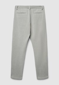 Hellgraue Cordhose mit vertikaler gerippter Textur, ausgestattet mit zwei Gesäßtaschen und geradem Bein.