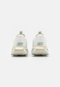 Nike Performance MOTIVA - Maanteejooksu jalatsid - sail/metallic gold grain/white/phantom/biocoastal