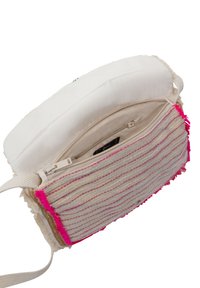 Négyzet alakú fehér táska, textúrált, több színben fonott panellel, amely rózsaszín, arany és bézs csíkokat tartalmaz; cipzáras záródással és belső zsebbel.