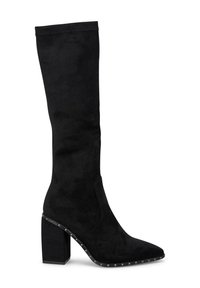Bota de ante negra hasta la rodilla con un chunky block heel y acentos de tachuelas alrededor de la base. El diseño de puntera puntiaguda ofrece una silueta elegante.