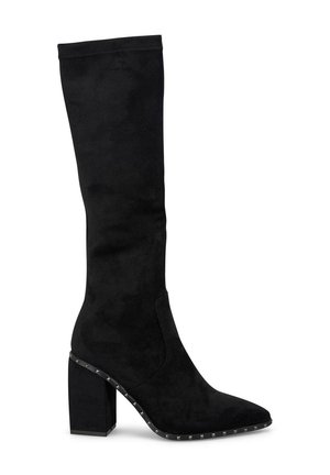 Bota de ante negra hasta la rodilla con un chunky block heel y acentos de tachuelas alrededor de la base. El diseño de puntera puntiaguda ofrece una silueta elegante.
