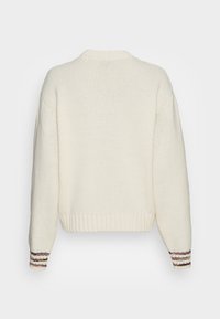 Pull tricoté couleur crème avec ourlet et poignets côtelés, ornés de rayures marron, beige et rouge foncé, vu de dos.