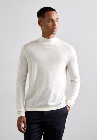 Leichter, cremfarbenes Langarmpullover mit hohem Kragen, aus weichem Stoff gefertigt, mit lockerer Passform und gerippten Bündchen.
