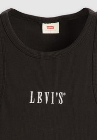 Črn rebrast top brez rokavov z okroglo izrezom in belim vezenim logotipom "LEVI'S" na sredini prsnega dela. Oznaka velikosti vidna znotraj.