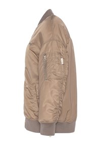 Veste bomber en satin marron avec col et poignets côtelés. Comprend une poche zippée sur le bras gauche et des panneaux latéraux froncés pour ajouter de la texture.