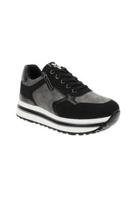 Zapatilla negra y gris que presenta una combinación de materiales lisos y texturizados, con un cierre de cordones en la parte frontal y un detalle de cremallera lateral. Suela blanca y negra.