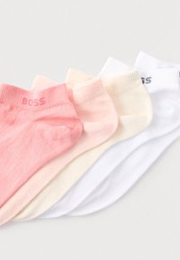 Pet par nizkih nogavic v roza, svetlo roza, krem in beli barvi, z rebrasto teksturo in subtilnim logotipom na manšeti.