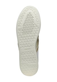 Witte rubberen schoenzool met een gestructureerd patroon en kleine ventilatiegaatjes. Kenmerkt zich door een geometrisch loopvlakontwerp en de mer naam "GEOX" in reliëf.