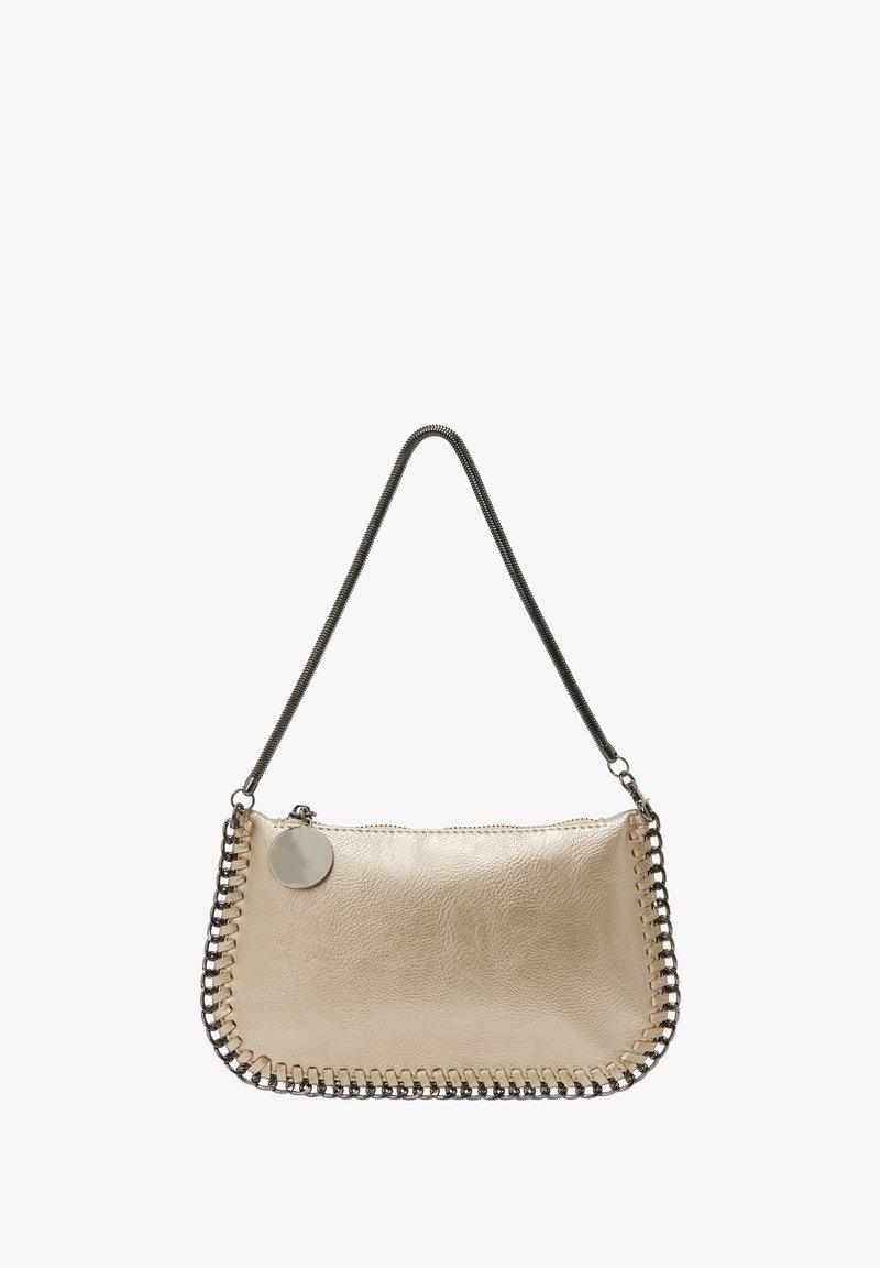 Metaliczna złota skórzana torba na ramię o zaokrąglonym kształcie, z łańcuszkowym wykończeniem wzdłuż krawędzi i odczepianą okrągłą etykietą. Proste zapięcie na zamek.