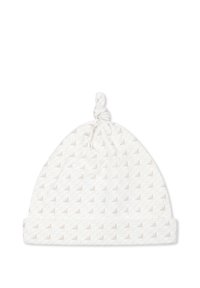 Geknoopte baby muts gemaakt van lichtgewicht witte stof, met een subtiel ton-sur-ton zigzagpatroon en een opgerolde rand aan de onderkant.